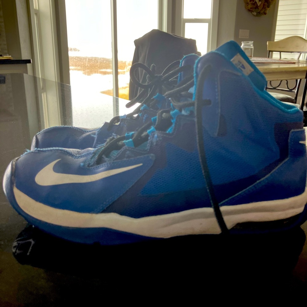Boys Nike high tops, fun color, good condition